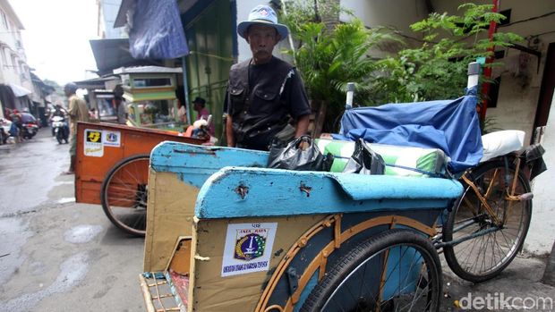 38 Becak Ditempel Stiker,  Lurah Pekojan: Di Sini Stok Lama Semua