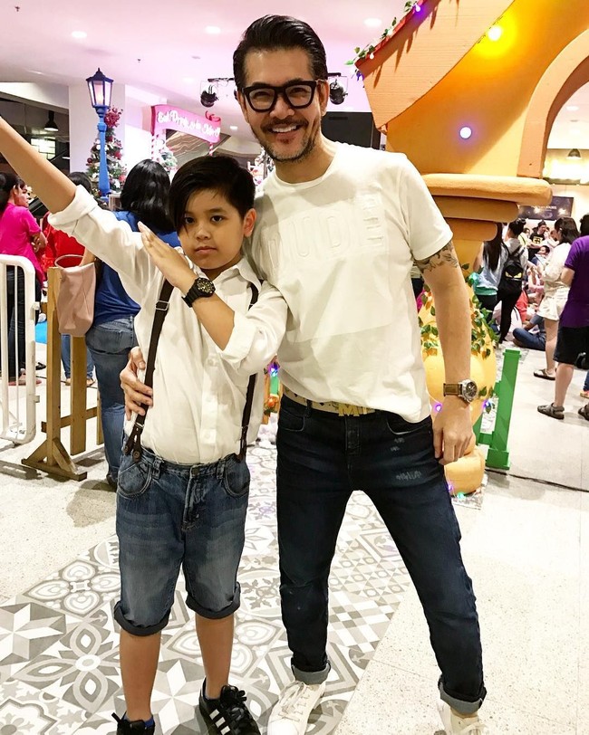 Aktor senior Ferry Salim tampil dengan ikat pinggang dari brand kulit mewah MCM seharga US$ 295 atau sekitar Rp 3,9 juta. Foto: Dok. Instagram