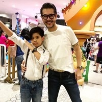 Aktor senior Ferry Salim tampil dengan ikat pinggang dari brand kulit mewah MCM seharga US$ 295 atau sekitar Rp 3,9 juta. Foto: Dok. Instagram