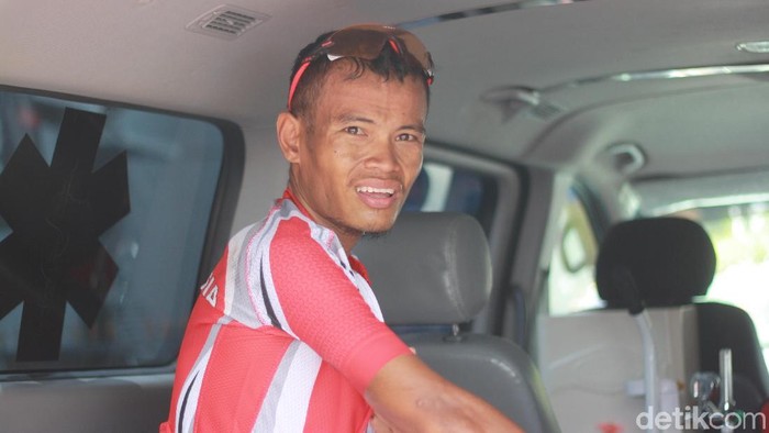 Terjatuh hingga Pinggang Sobek, Warseno Terus Gowes dan Capai Finis