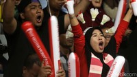 Suporter terus memberikan semangat kepada jagoannya.