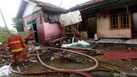 Api melalap bagian belakang rumah hingga menghancurkan atap.