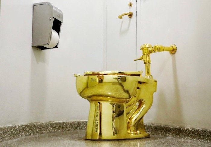Toilet emas karya seniman Italia FILE PHOTO: Maurizio Cattelan?s ?America,? a fully functional solid gold toilet is seen at The Guggenheim Museum in New York City, U.S., August 30, 2017. REUTERS/Brendan McDermid/File Photo NO RESALES. NO ARCHIVE.