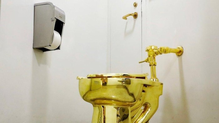 FILE PHOTO:   Maurizio Cattelan?s ?America,? a fully functional solid gold toilet is seen at The Guggenheim Museum in New York City, U.S., August 30, 2017.   REUTERS/Brendan McDermid/File Photo   NO RESALES. NO ARCHIVE.