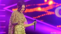 Ia pun tampak asik kala bergoyang di atas panggung dahSyatnya Awards 2018. 