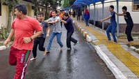 Pantauan detikcom saat sirene berbunyi ratusan siswa langsung berhamburan keluar dari asrama dan masjid. Bahkan para siswa pria berhamburan masih ada yang hanya mengenakan celana pendek.