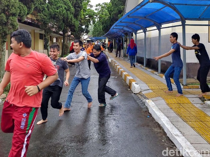 Simulasi bencana gempa digelar di Panti Sosial Bina Netra (PSBN) Wyata Guna, Kota Bandung. Para siswa tampak panik karena tidak diberi tahu mengenai simulasi itu.