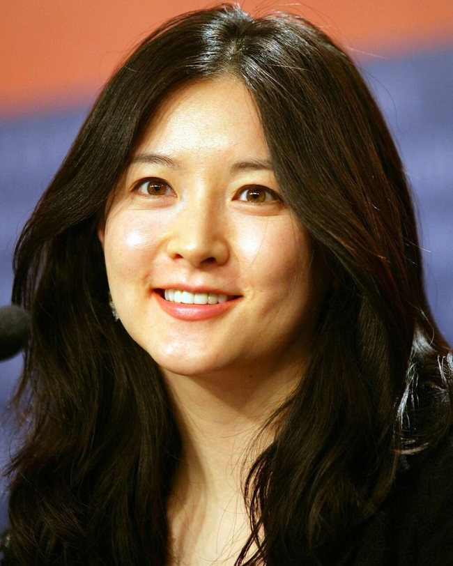 Bukankah mata Lee Young Ae terlihat seperti tembaga yang berkilau? Foto: Instagram