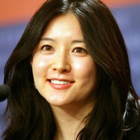 Bukankah mata Lee Young Ae terlihat seperti tembaga yang berkilau? Foto: Instagram