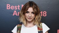 Selanjutnya ada pencipta lagu top yakni Julia Michaels. Hits Justin Bieber dan Selena Gomez lahir dari tangannya, kini ia memutuskan untuk menyanyikan sendiri lagunya. Pilihan yang juga pernah dilakukan Sia.  Ilya S. Savenok/Getty Images for Spotify.