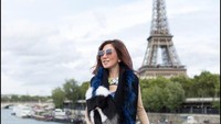 Gaya Sonia Wibisono saat liburan dengan foto berlatar Menara Eiffel.