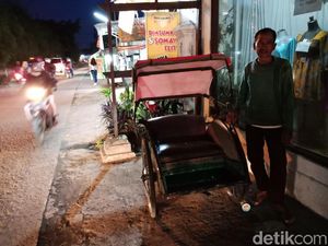 Menyapa Dua Tukang Becak yang Tersisa di Pondok Labu Jaksel