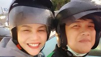 Ia juga sempat berselfie sang driver. Foto: Instagram/dj_kattybutterfly36/istimewa