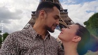 Makin manis dengan background Menara Eiffel. Foto: Instagram/asmirandah89