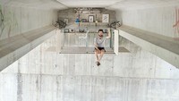 Abellanas memanfaatkan celah di bawah beton jembatan menjadi tempat tinggal yang unik dan tak terpikirkan sebelumnya. Boredpanda/Istimewa.