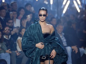 Malfungsi Busana, Kemben Bella Hadid Melorot di Paris Fashion Week