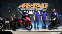 Aksi Rossi dan Vinales di atas Yamaha Lexi.