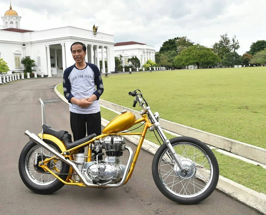 Presiden Jokowi mengaku ingin menjajal motor Chopperland berkelir emas miliknya di lintasan jalan Trans Papua. Simak foto-foto Jalan Trans Papua terkini berikut!