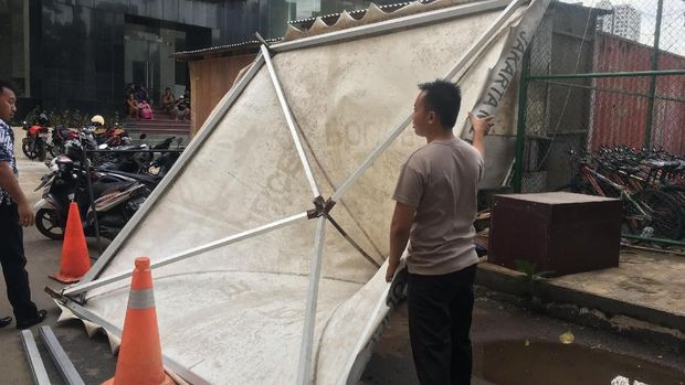 Angin Kencang, Tenda di Polda Terbang Loncati Pagar Setinggi 5 M