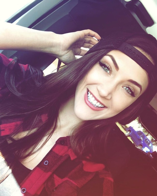 Saat tidak bertugas, Lauren Young semakin memesona dengan penampilan casualnya namun tetap feminin karena sapuan makeup di wajahnya. Lihat bagaimana dia begitu sempurna merias alisnya. Foto: Instagram