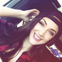 Saat tidak bertugas, Lauren Young semakin memesona dengan penampilan casualnya namun tetap feminin karena sapuan makeup di wajahnya. Lihat bagaimana dia begitu sempurna merias alisnya. Foto: Instagram