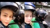 Saat ia melintasi jalan bersama driver yang ia order. Kocaknya, ia merasa romantis saat dibonceng ojol. Dia pun menuangkan perasaannya di caption foto ini. Foto: Instagram/dj_kattybutterfly36/istimewa
