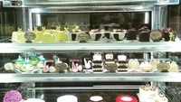 Lemari kaca di sisi kafe memajang aneka cake andalan kafe ini. Disajikan dalam warna-warni memikat.Foto: Instagram Perhaps Rabbits