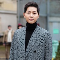 Song Joong Ki punya kulit mulus yang tak kalah dari sang istri Song Hye Kyo. Dia pun punya cara unik sendiri dalam perawatan wajah yakni mencuci wajahnya dengan susu saat malam hari.  Foto: Getty Images
