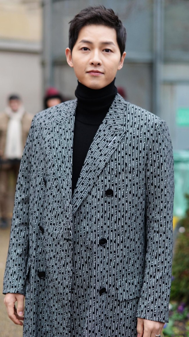 Song Joong Ki punya kulit mulus yang tak kalah dari sang istri Song Hye Kyo. Dia pun punya cara unik sendiri dalam perawatan wajah yakni mencuci wajahnya dengan susu saat malam hari.  Foto: Getty Images