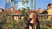 Yang kedua, si Karina masih di Italy. Ia begitu menikmati kota mode Milan berlatarbelakang itu (Dok. sharishanya/Instagram)