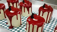 Red Velvet Cake mini dengan siraman cokelat berwarna merah darah dan berlapis krim ini sangat menggoda untuk dicicipi.Foto: Instagram Perhaps Rabbits