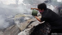 Warga ikut membantu proses pemadaman api.