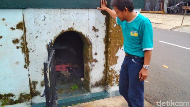 Menelusuri Cerita Makam di Tengah Jalan di Kota Purwokerto