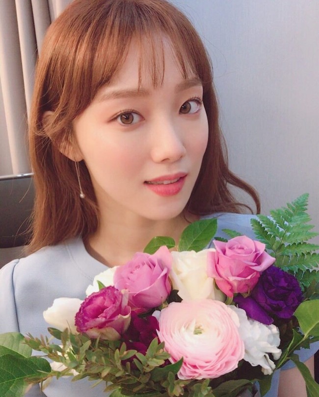 Lee Sung Kyung juga menjadi sorota karena warna matanya yang unik dan tak biasa. Pemain Weightlifting Fairy Kim Bok Joo ini memiliki bola mata yang berwarna cokelat terang. Foto: Instagram