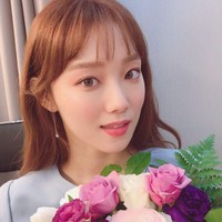 Lee Sung Kyung juga menjadi sorota karena warna matanya yang unik dan tak biasa. Pemain Weightlifting Fairy Kim Bok Joo ini memiliki bola mata yang berwarna cokelat terang. Foto: Instagram