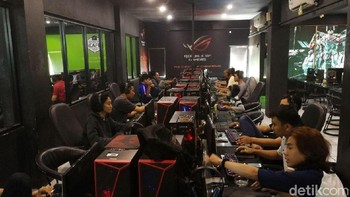 Lanjut ke lantai dua, di sini adalah lantai dimana suasana lebih nyaman, seperti sofa dan bantal. Ruangannya pun ber-AC. Foto: detikINET/Muhammad Alif Goenawan