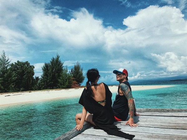 Kebersamaannya bareng Chef Juna terlihat saat mereka berdua liburan ke Morotai, tepatnya di Pulau Kokoya. (Instagram/Atries Angel)