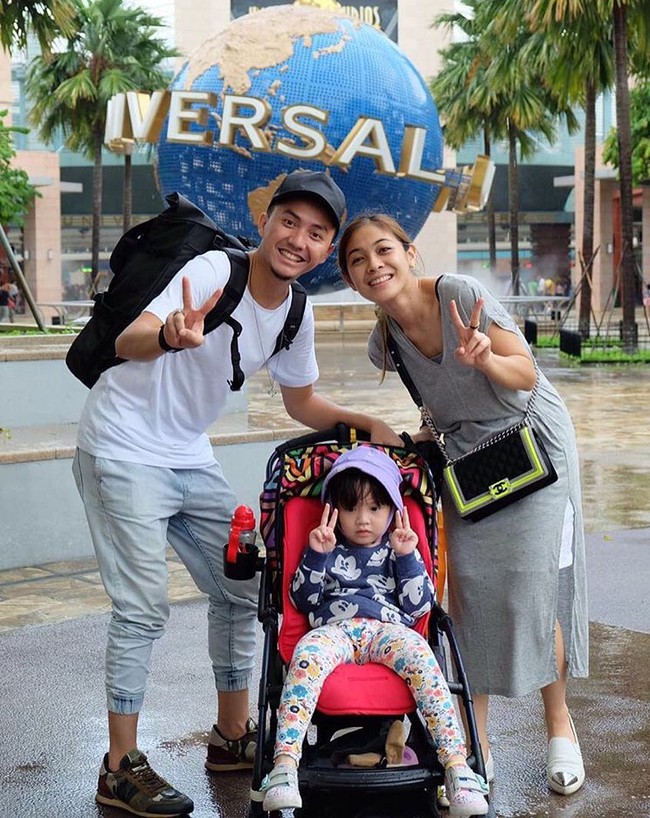 Presenter Omesh tampil stylish saat liburan dalam balutan sneakers Valentino seharga US$ 875 atau sekitar Rp 11,6 juta. Foto: Dok. Instagram