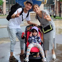 Presenter Omesh tampil stylish saat liburan dalam balutan sneakers Valentino seharga US$ 875 atau sekitar Rp 11,6 juta. Foto: Dok. Instagram