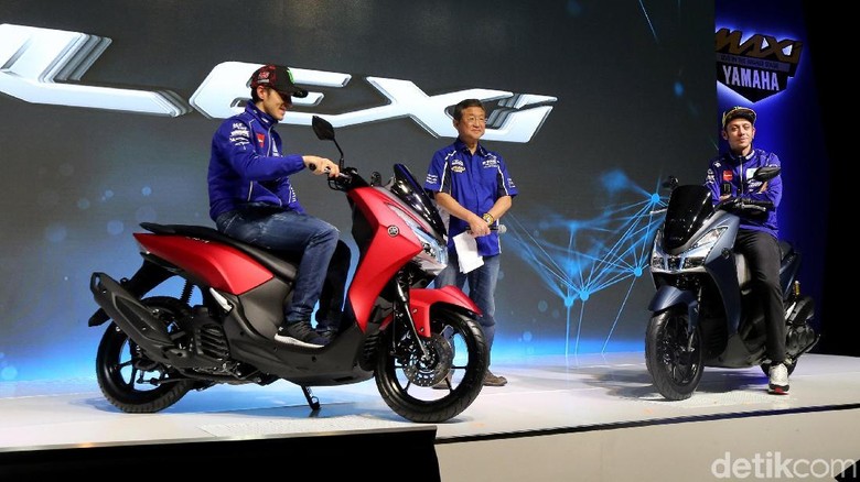 Rossi dan Vinales Tunggangi Yamaha Lexi di acara peluncurannya Foto: Ari Saputra Rossi dan Vinales Tunggangi Yamaha Lexi di acara peluncurannya Foto: Ari Saputra