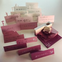 Karena punya bentuk kejutan di dalamnya, post-it ini memang tidak akan sebesar kertas memo kebanyakan karena sudah terpotong. Foto: Instagram Triad Inc