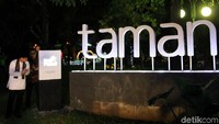 Sandi sempat berkeliling di taman lampu tersebut.