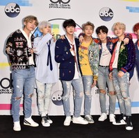 Boy band Korea BTS mengaku hobi menggunakan sheet mask atau masker tisu. Anggota boy band yang beranggotakan tujuh pria-pria tampan itu mengaku tidak asing dengan perawatan wajah menggunakan sheet mask. Lantaran RM, V, Jungkook, Suga, Jin, Jimin dan J-Hope adalah penggemar masker. Suga mengaku bahwa dia jarang merawat kulit, dengan sheet mask menjadi cara praktis untuk mendapatkan kulit wajah yang lebih baik dan sehat. Tak heran kini BTS pun merilis masker tisu.  Foto: Getty Images