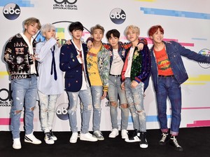 Heboh! John Cena Tiba-tiba Unggah Foto J-Hope BTS di Instagram
