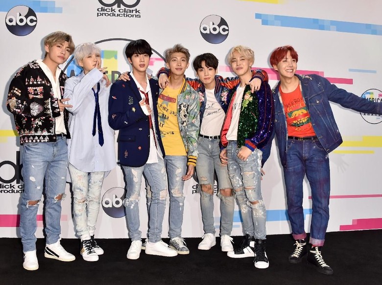 Saat Member BTS Kembaran Baju dengan Kim Kardashian dan Kylie Jenner Saat Member BTS Kembaran Baju dengan Kim Kardashian dan Kylie Jenner