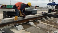 Ini salah satu tahapan yang paling tertinggal tapi sekarang sudah tersambung pengerjaan rel per akhir November, awal Desember terus dikebut, ucapnya.