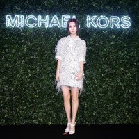 Banyak wanita yang masih ragu menggunakan face oil karena takut wajah jadi super berminyak. Namun Seohyun SNSD percaya dengan keajaiban face oil yang membuat wajahnya selalu flawless dan kinclong. Setelah menggunakan moisturizer, Seohyun mengakhir tahapan skin care-nya dengan mengaplikasikan face oil.  Foto: Getty Images