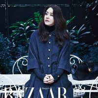 Aktris Go Hyun-Jung usianya sudah 46 tahun, namun penampilannya masih seperti wanita 20-an. Bintang Dear My Friends ini pakai skincare mask booster sebelum menggunakan masker. Produk yang bertekstur seperti lotion tersebut dioleskan ke wajah untuk mempersiapkan wajah sebelum menggunakan masker. Setelah itu baru menggunakan masker tisu. Foto: Harpers Bazaar.