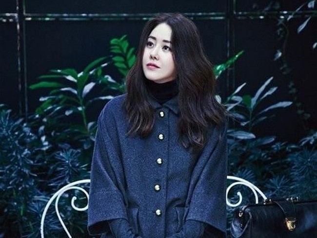 Aktris Go Hyun-Jung usianya sudah 46 tahun, namun penampilannya masih seperti wanita 20-an. Bintang Dear My Friends ini pakai skincare mask booster sebelum menggunakan masker. Produk yang bertekstur seperti lotion tersebut dioleskan ke wajah untuk mempersiapkan wajah sebelum menggunakan masker. Setelah itu baru menggunakan masker tisu. Foto: Harpers Bazaar.