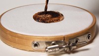 Jika dilihat sekilas, teko ini mengeluarkan kopi asli. Padahal ipnot membuat semuanya menggunakan benang dengan teknik sulam French knot yang jadi ciri khasnya. Foto: ipnot